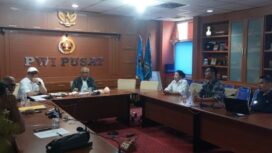 Ketua Umum PWI Pusat, Akhmad Munir, bersama Sekjen Zulmansyah Sekedang saat memimpin rapat persiapan pelantikan kepengurusan PWI Pusat. (Foto : PWI Pusat)