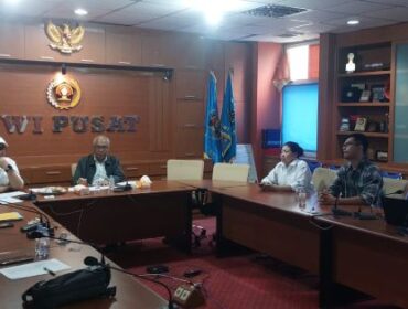 Ketua Umum PWI Pusat, Akhmad Munir, bersama Sekjen Zulmansyah Sekedang saat memimpin rapat persiapan pelantikan kepengurusan PWI Pusat. (Foto : PWI Pusat)