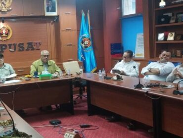 Ketua Umum PWI Pusat Akhmad Munir (Kanan) didampingi Sekjen Zulmansyah Sekedang saat meimpin Rapat Koordinasi guna mematangkan HPN 2026. ( Foto : Humas PWI)