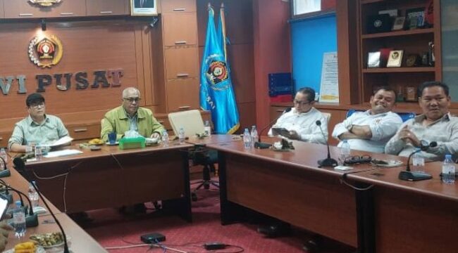 Ketua Umum PWI Pusat Akhmad Munir (Kanan) didampingi Sekjen Zulmansyah Sekedang saat meimpin Rapat Koordinasi guna mematangkan HPN 2026. ( Foto : Humas PWI)