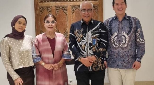 Ketua Umum PWI Pusat Akhmad Munir ,()tengah), diapit Ketua Umum HAPI Enita Adyalaksmita bersama Presiden JCI (Junior Chamber International) Batavia Raymond Lee Santoso dan Fast Local President Athika Batangtaris. (Foto: Humas PWI).