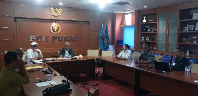 Ketua Umum PWI Pusat, Akhmad Munir, bersama Sekjen Zulmansyah Sekedang saat memimpin rapat persiapan pelantikan kepengurusan PWI Pusat. (Foto : PWI Pusat)