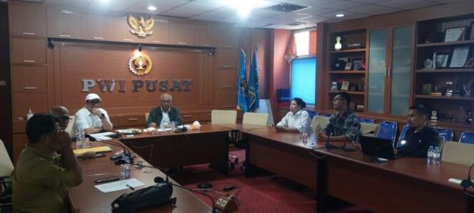 
					Ketua Umum PWI Pusat, Akhmad Munir, bersama Sekjen Zulmansyah Sekedang saat memimpin rapat persiapan pelantikan kepengurusan PWI Pusat. (Foto : PWI Pusat)