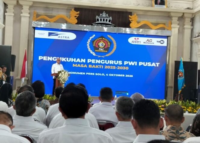 
					Ketua PWI Pusat Akhmad Munir saat meberikan sambutan dalam pengukuhan pengurus PWI Pusat Periode 2025- 2030. (Foto : PWI Pusat )