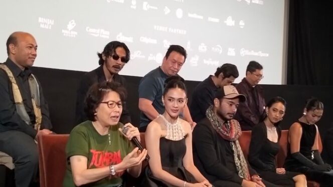 
					Sang Produser Linda Gozali (MAGMA Entertainment ) saat memberikan keterangan kepada awak media dalam konferensi pers . (Foto : Sirhan/Jejaknarasi.id)