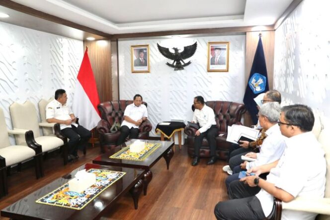 
					Menteri Dalam Negeri (Mendagri) Muhammad Tito Karnavian  saat bertemu dengan Menteri Pendidikan Tinggi, Sains, dan Teknologi (Mendiktisaintek) Brian Yuliarto di Kantor Kemendiktisaintek, Jakarta, Rabu (1/10/2025).. (Foto : Puspen Kemendagri)