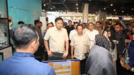  Menteri Dalam Negeri (Mendagri) Muhammad Tito Karnavian bersama Menteri Perumahan dan Kawasan Permukiman (PKP) Maruarar Sirait saat meninjau langsung Mal Pelayanan Publik (MPP) Kota Surabaya, Jawa Timur (Jatim), (Foto : Puspen Kemendagri)