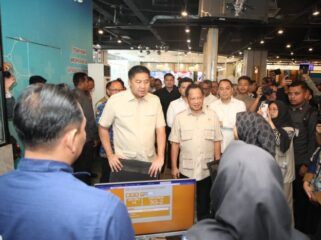  Menteri Dalam Negeri (Mendagri) Muhammad Tito Karnavian bersama Menteri Perumahan dan Kawasan Permukiman (PKP) Maruarar Sirait saat meninjau langsung Mal Pelayanan Publik (MPP) Kota Surabaya, Jawa Timur (Jatim), (Foto : Puspen Kemendagri)