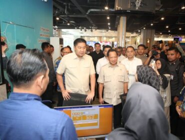  Menteri Dalam Negeri (Mendagri) Muhammad Tito Karnavian bersama Menteri Perumahan dan Kawasan Permukiman (PKP) Maruarar Sirait saat meninjau langsung Mal Pelayanan Publik (MPP) Kota Surabaya, Jawa Timur (Jatim), (Foto : Puspen Kemendagri)
