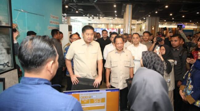  Menteri Dalam Negeri (Mendagri) Muhammad Tito Karnavian bersama Menteri Perumahan dan Kawasan Permukiman (PKP) Maruarar Sirait saat meninjau langsung Mal Pelayanan Publik (MPP) Kota Surabaya, Jawa Timur (Jatim), (Foto : Puspen Kemendagri)