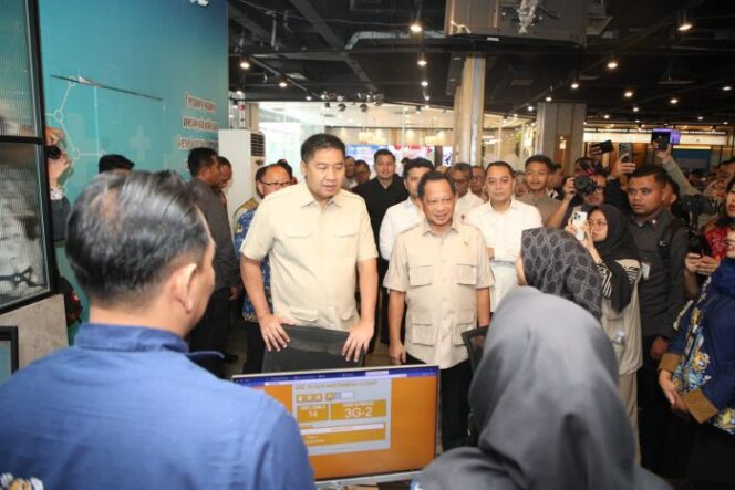 
					 Menteri Dalam Negeri (Mendagri) Muhammad Tito Karnavian bersama Menteri Perumahan dan Kawasan Permukiman (PKP) Maruarar Sirait saat meninjau langsung Mal Pelayanan Publik (MPP) Kota Surabaya, Jawa Timur (Jatim), (Foto : Puspen Kemendagri)