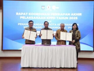 Menteri Dalam Negeri (Mendagri) Muhammad Tito Karnavian bersama Gubernur Lembaga Ketahanan Nasional (Lemhannas) RI Ace Hasan Syadzily dan Ketua Dewan Pembina Purnomo Yusgiantoro Center (PYC) Purnomo Yusgiantoro ssaat foto bersama usai penandatanganan MoU. (Foto : Puspen Kemendagri)