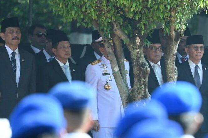 
					Mendagri Tito Karnavian saat mengikuti upacara hari Kesaktian Pancasila di Lubang Buaya. (Foto : Puspen Kemendagri).
