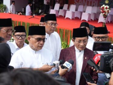 Menteri Agama Nasaruddin Umar saat memberikan kerterangan kepada awak media usai memipin apel peringatan Hari Santri 2025. (Foto : Kemenag)