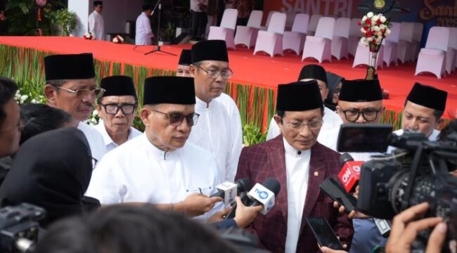 Menteri Agama Nasaruddin Umar saat memberikan kerterangan kepada awak media usai memipin apel peringatan Hari Santri 2025. (Foto : Kemenag)