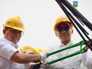 Wali Kota Jakarta Pusat Arifin saat memotong kabel fiber optik yang ,melanggar. (Foto : Kominfotik Jakpus)