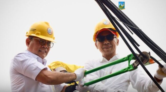 Wali Kota Jakarta Pusat Arifin saat memotong kabel fiber optik yang ,melanggar. (Foto : Kominfotik Jakpus)