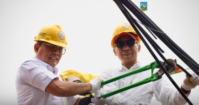 
					Wali Kota Jakarta Pusat Arifin saat memotong kabel fiber optik yang ,melanggar. (Foto : Kominfotik Jakpus)