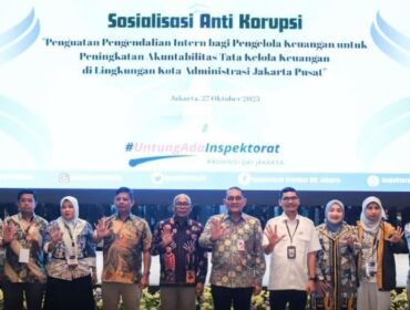 Wali Kota Jakarta Pusat Arifin (Tengah) saat foto bersama pejabat keuangan daerah dalam rangka sosialisasi anti korupsi. (Foto : Kominfotik Jakpus)