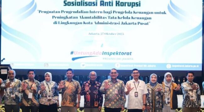 Wali Kota Jakarta Pusat Arifin (Tengah) saat foto bersama pejabat keuangan daerah dalam rangka sosialisasi anti korupsi. (Foto : Kominfotik Jakpus)