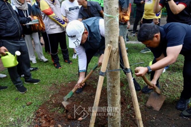 
					Wali Kota Jakarta Pusat Arifin saat menanam Tabebuya Pink. (Foto : Kominfotik Jakpus)