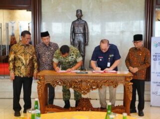 Wakil Panglima TNI Jenderal TNI Tandyo Budi R. saat menandatangani perjanjian kerjasama dengan PT Agrinas Pangan Nusantara