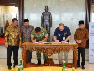 Wakil Panglima TNI Jenderal TNI Tandyo Budi R. saat menandatangani perjanjian kerjasama dengan PT Agrinas Pangan Nusantara