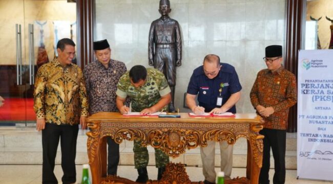 Wakil Panglima TNI Jenderal TNI Tandyo Budi R. saat menandatangani perjanjian kerjasama dengan PT Agrinas Pangan Nusantara