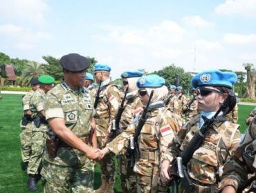 Wakil Panglima TNI Jenderal TNI Tandyo Budi Revita  saat melepas 180 prajurit TNI yang tergabung dalam Satuan Tugas (Satgas) Kompi Zeni (Kizi) TNI Kontingen Garuda (Konga) XXXVII-L United Nations Multi-Dimensional Intergrated Stabilization Mission in Central in Africa (Minusca Car) TA. 2025 . (Foto : Puspen TNI)