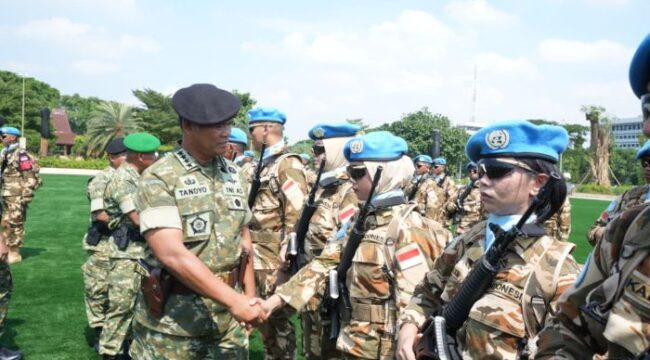 Wakil Panglima TNI Jenderal TNI Tandyo Budi Revita  saat melepas 180 prajurit TNI yang tergabung dalam Satuan Tugas (Satgas) Kompi Zeni (Kizi) TNI Kontingen Garuda (Konga) XXXVII-L United Nations Multi-Dimensional Intergrated Stabilization Mission in Central in Africa (Minusca Car) TA. 2025 . (Foto : Puspen TNI)