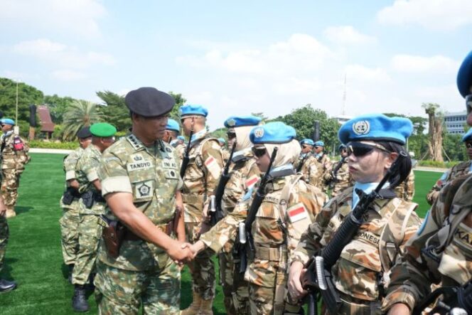 
					Wakil Panglima TNI Jenderal TNI Tandyo Budi Revita  saat melepas 180 prajurit TNI yang tergabung dalam Satuan Tugas (Satgas) Kompi Zeni (Kizi) TNI Kontingen Garuda (Konga) XXXVII-L United Nations Multi-Dimensional Intergrated Stabilization Mission in Central in Africa (Minusca Car) TA. 2025 . (Foto : Puspen TNI)