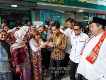Wawali) Kota Administrasi Jakarta Pusat Eric PZ Lumbun saat mendampingi Wakil Presiden (Wapres) RI Gibran Rakabuming Raka dan Wakil Menteri Kesehatan RI Dante Saksono Harbuwono melakukan kunjungan di Puskesmas Menteng, (Foto : Kominfotik Jakarta Pusat)