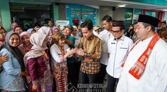 Wawali) Kota Administrasi Jakarta Pusat Eric PZ Lumbun saat mendampingi Wakil Presiden (Wapres) RI Gibran Rakabuming Raka dan Wakil Menteri Kesehatan RI Dante Saksono Harbuwono melakukan kunjungan di Puskesmas Menteng, (Foto : Kominfotik Jakarta Pusat)