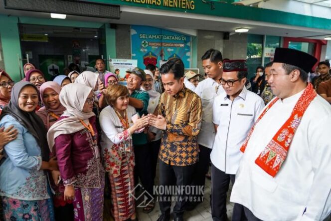 
					Wawali) Kota Administrasi Jakarta Pusat Eric PZ Lumbun saat mendampingi Wakil Presiden (Wapres) RI Gibran Rakabuming Raka dan Wakil Menteri Kesehatan RI Dante Saksono Harbuwono melakukan kunjungan di Puskesmas Menteng, (Foto : Kominfotik Jakarta Pusat)