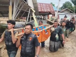 Petugas gabungan saat mengevakuasi santri yang hanyut korban banjir. (Foto : Humas Polres Pidie Jaya) 