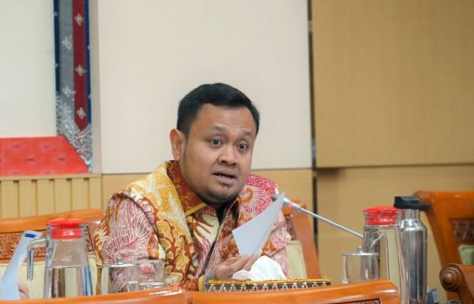 
					Anggota Komisi III DPR RI, Bimantoro Wiyono Rapat Kerja dengan Kakorlantas Polri serta seluruh Direktur Lalu Lintas (Dirlantas) Polda se-Indonesia, di Ruang Rapat Komisi III, Kamis, (27/11/2025). (Foto : Tari/Andri)