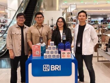 para petugas BRI saat berada di both layanan progran khusus  “Mem-BRImokan Sogo” > (Foto : ist)