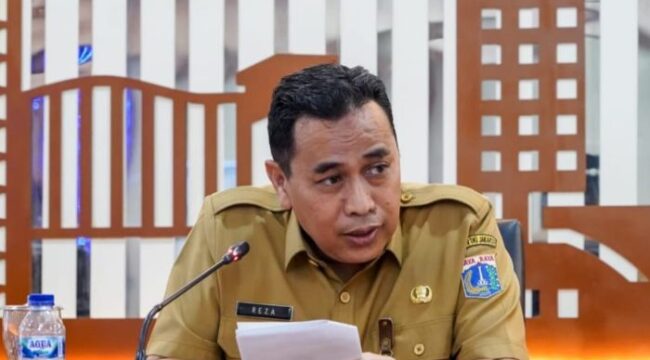 Asisten Administrasi dan Kesejahteraan Rakyat (Asminkesra) Setko Jakarta Pusat Reza Pahlevi saat membuka acara pertemuan Penguatan Program Penurunan DBD Tingkat Kota Administrasi Jakarta Pusat, di Kantor Wali Kota Jakarta Pusat, Senin (17/11/2025). (Foto : Kominfotik Jakpus)