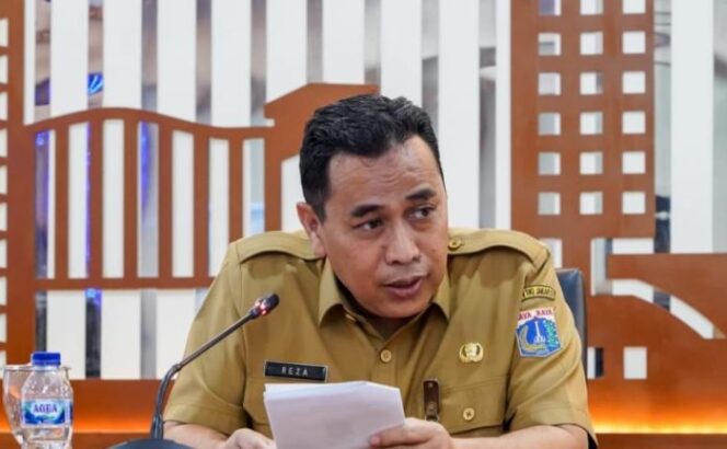 
					Asisten Administrasi dan Kesejahteraan Rakyat (Asminkesra) Setko Jakarta Pusat Reza Pahlevi saat membuka acara pertemuan Penguatan Program Penurunan DBD Tingkat Kota Administrasi Jakarta Pusat, di Kantor Wali Kota Jakarta Pusat, Senin (17/11/2025). (Foto : Kominfotik Jakpus)