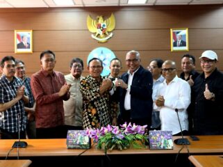 Ketua PWI Pusat Akhmad   Munir dan ketua Dewan Pers (Tengah) berjabat tangan usai melakukan pertemuan. (Foto : Humas PWI Pusat)