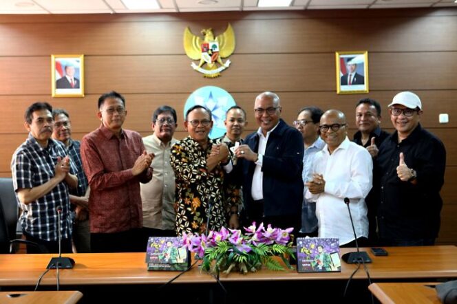 
					Ketua PWI Pusat Akhmad   Munir dan ketua Dewan Pers (Tengah) berjabat tangan usai melakukan pertemuan. (Foto : Humas PWI Pusat)