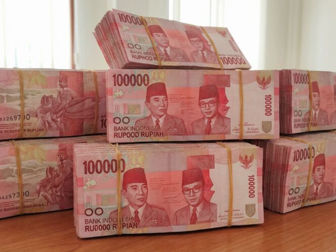 
					Ilustrasi tumpukan uang (Foto: lmarena)