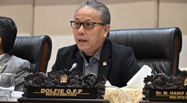 Wakil Ketua Komisi XI DPR Dolfie O.F.P dalam rapat kerja Komisi XI DPR RI bersama Kementerian Keuangan yang diselenggarakan pada Kamis (27/11/2025) di Gedung Nusantara II, Senayan, Jakarta. (Foto : Alma/Andri)