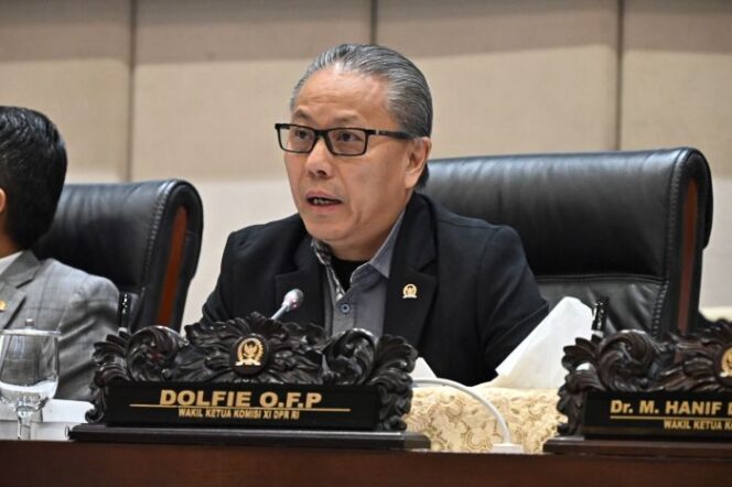 
					Wakil Ketua Komisi XI DPR Dolfie O.F.P dalam rapat kerja Komisi XI DPR RI bersama Kementerian Keuangan yang diselenggarakan pada Kamis (27/11/2025) di Gedung Nusantara II, Senayan, Jakarta. (Foto : Alma/Andri)