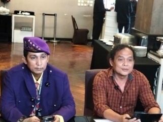 Kiri ke Kanan : Firdaus Oiwobo  bersama kuasa hukumnya Deolipa Yumara . (Foto: Sirhan/ Jejaknarasi,id)