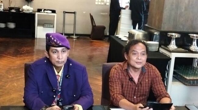 Kiri ke Kanan : Firdaus Oiwobo  bersama kuasa hukumnya Deolipa Yumara . (Foto: Sirhan/ Jejaknarasi,id)