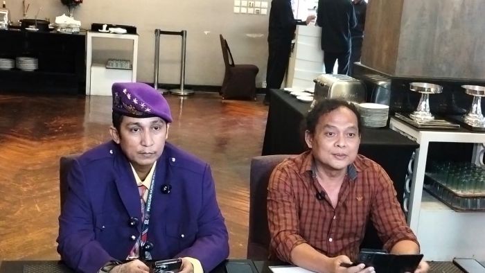 Kiri ke Kanan : Firdaus Oiwobo bersama kuasa hukumnya Deolipa Yumara . (Foto: Sirhan/ Jejaknarasi,id)