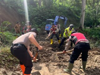 BPBD Kota Batu dan TNI/Polri bersihkan material longsor (Foto: Diskominfo Kota Batu)