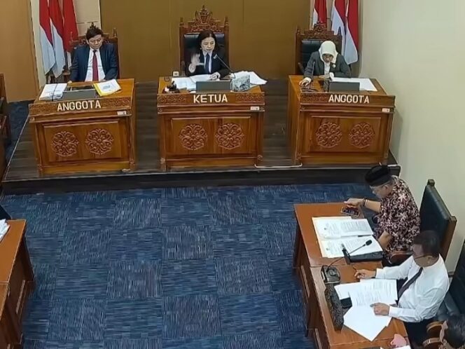 
					Ketua Sidang KIP Cecar UGM, Pertanyakan Salinan Ijazah Jokowi Ada atau Tidak?