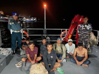 Enam PMI Ilegal yang diamankan TNI AL dari satuan Lanal Tanjung Balai Karimun. (Foto : Humas Lanal TBK)